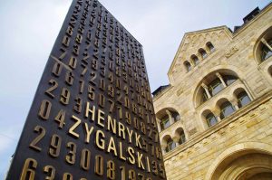 Poznańskie ślady Enigmy - spacer z przewodnikiem @ pomnik kryptologów przed CK Zamek